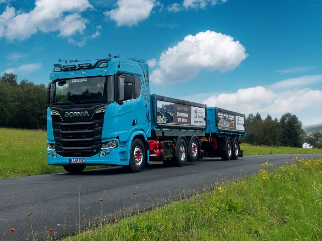LKW mit Transportanhänger