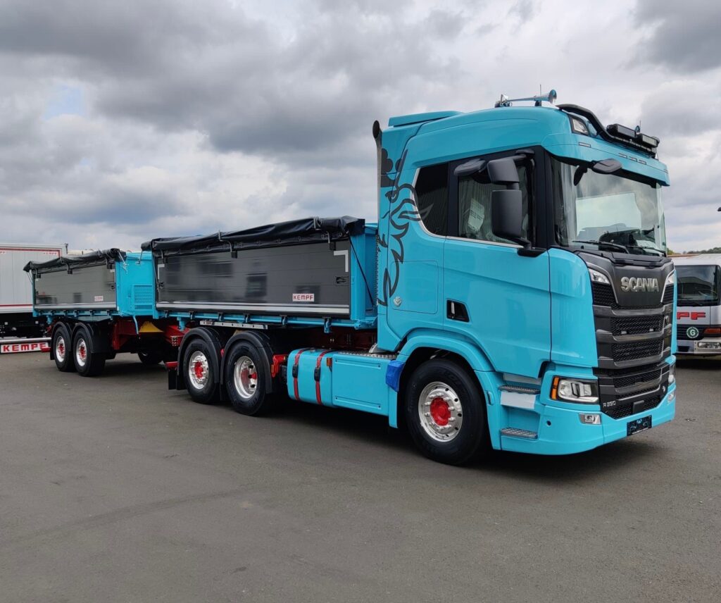 Transport-LKW mit Anhänger